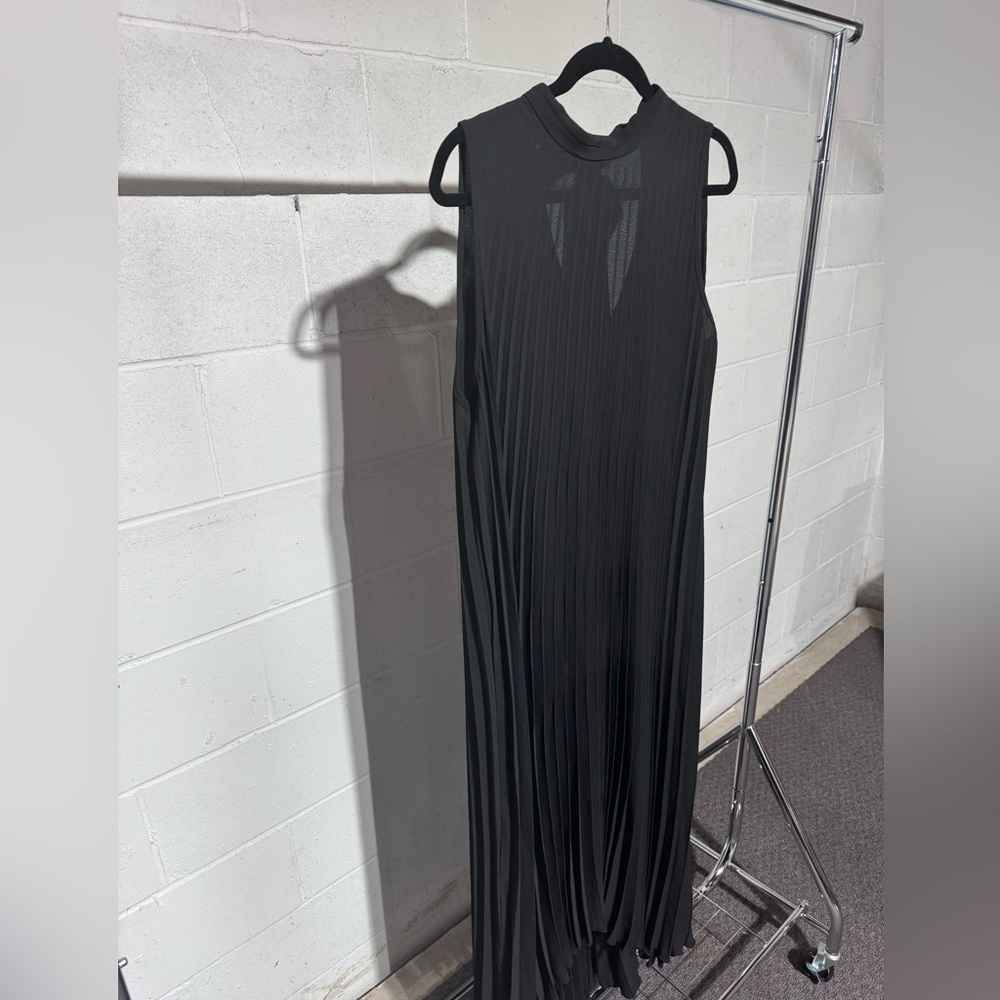 Elegant Black Sleeveless Dress